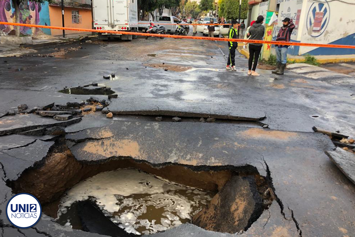 Fuga de agua provoca socavón en Iztapalapa; casas y comercios fueron afectados